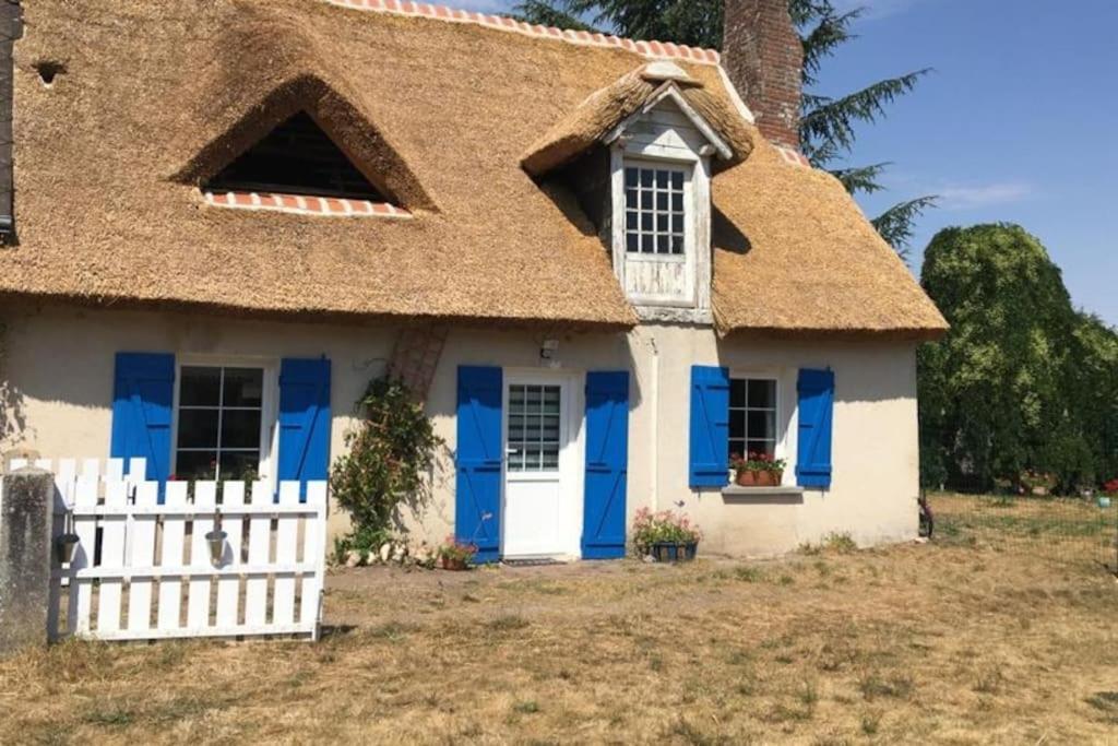 Chaumiere Avec Sa Toiture Recouverte De Chaume !!! Donnemain-Saint-Mames Exterior photo